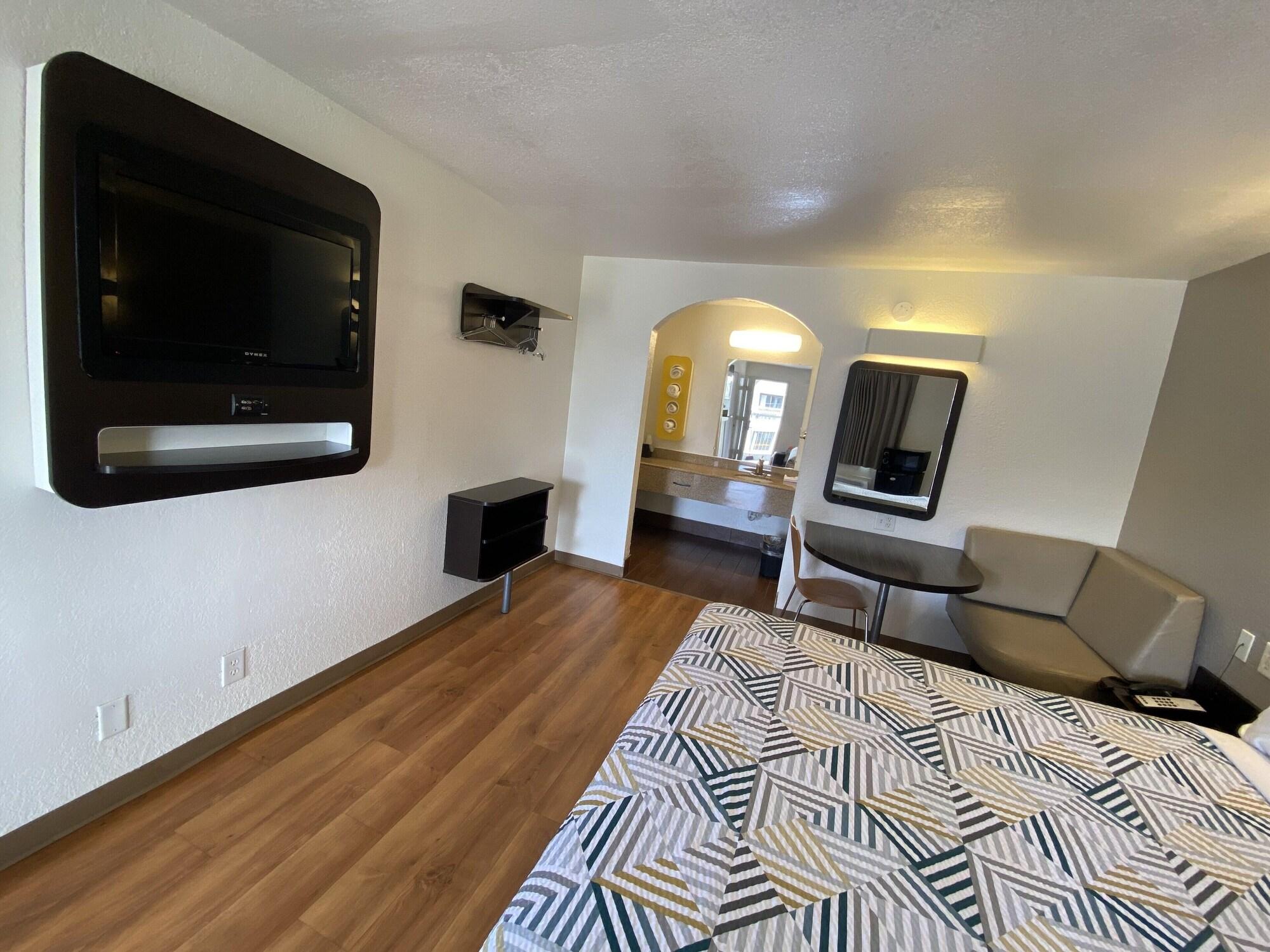 Hotel 6-bryan, Tx - College Station Bryan